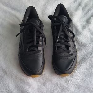 Ladies Reebok Classics w/ Silver glitter tag